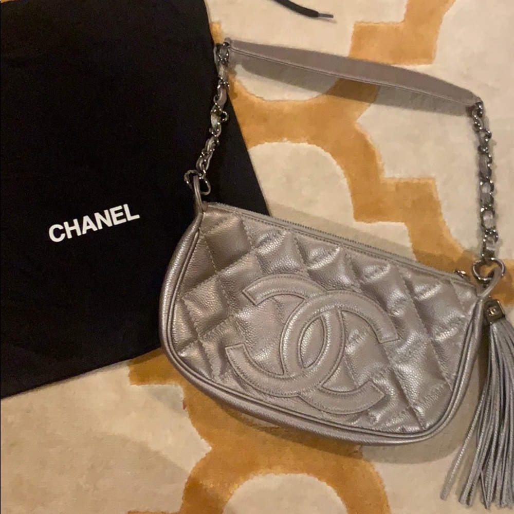 Silver Chanel shoulder bag with tassel